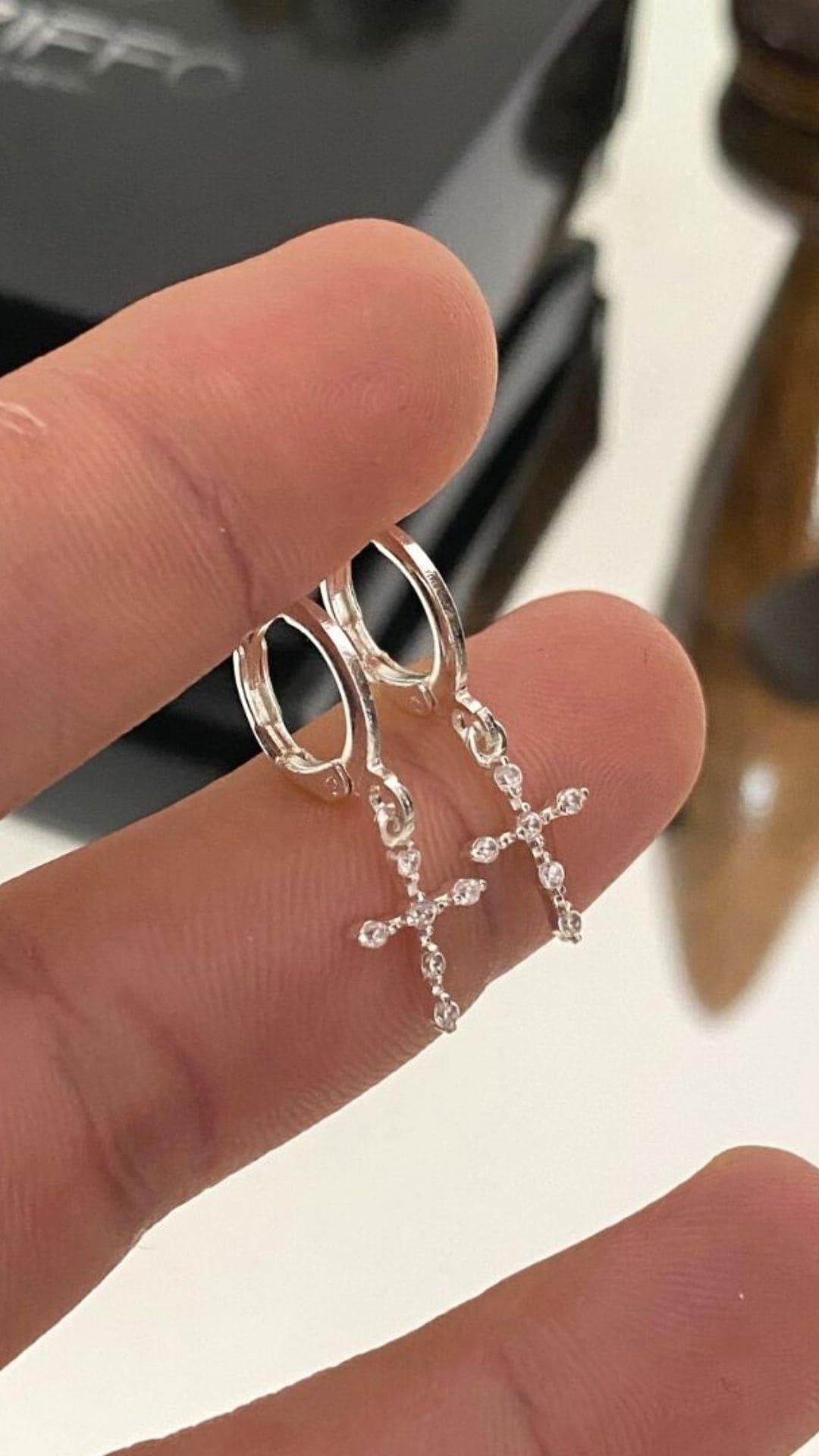 Argola Lisa com Cruz Cravejada